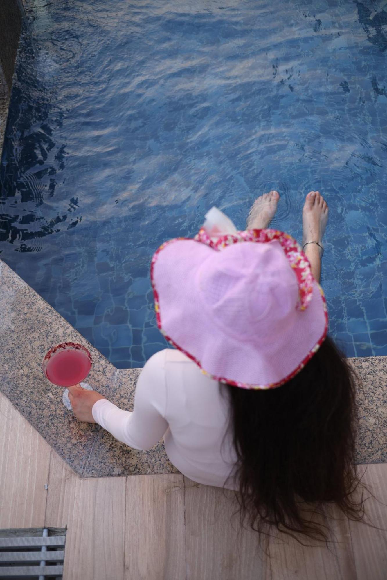Holiday Inn Agra Mg Road An Ihg Hotel Exterior photo A woman in a pink dress